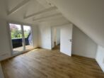 Traumhafte Maisonettewohnung in Grünlage Nähe Dorfstraße - Elternschlafzimmer Ansicht 2 mit Balkon