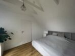 Traumhafte Maisonettewohnung in Grünlage Nähe Dorfstraße - Elternschlafzimmer Ansicht 2 mit Balkon
