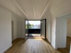 Traumhafte Maisonettewohnung in Grünlage Nähe Dorfstraße - Elternschlafzimmer Ansicht 1 mit Balkon