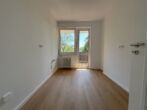 Bezugsfertig! Stilvoll sanierte 2,5-Zimmer-Wohnung mit Balkon in Düsseldorf-Niederkassel - Küche mit Zugang zum Balkon 2