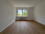 Bezugsfertig! Stilvoll sanierte 2,5-Zimmer-Wohnung mit Balkon in Düsseldorf-Niederkassel - Schlafzimmer