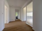 Bezugsfertig! Stilvoll sanierte 2,5-Zimmer-Wohnung mit Balkon in Düsseldorf-Niederkassel - Eingangsbereich