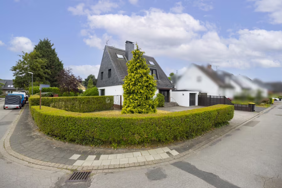 Attraktives, freistehendes Einfamilienhaus auf einem großzügigen Eckgrundstück in Meerbusch-Strümp - Außenansicht (196287)