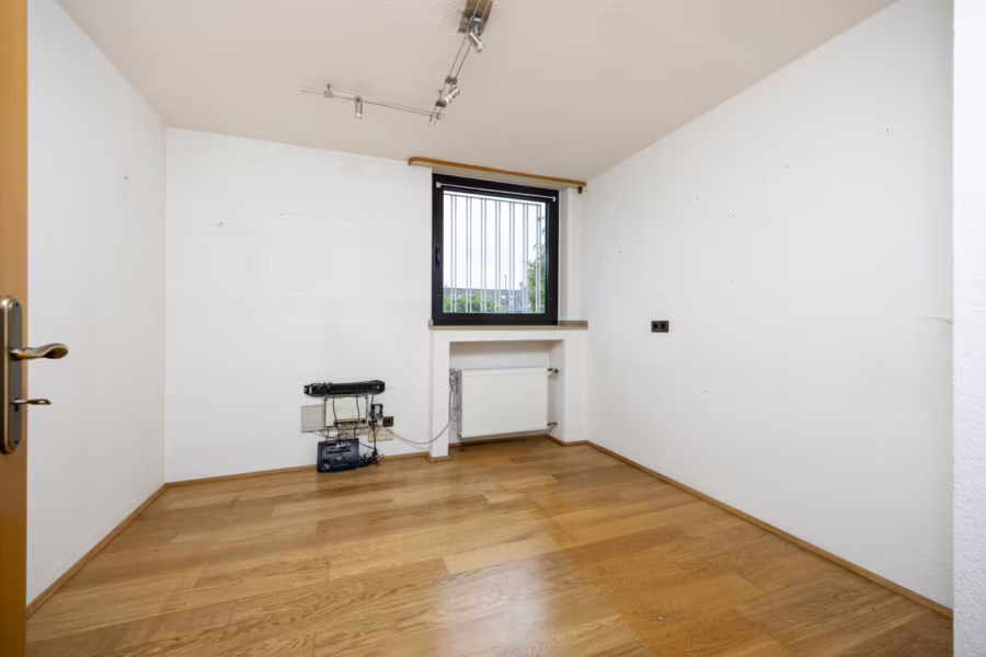 Attraktives, freistehendes Einfamilienhaus auf einem großzügigen Eckgrundstück in Meerbusch-Strümp - Büro (196265)