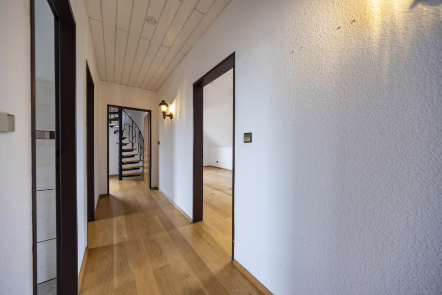 Attraktives, freistehendes Einfamilienhaus auf einem großzügigen Eckgrundstück in Meerbusch-Strümp - Flur (196282)