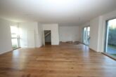 Stilvolle, einseitig angebaute Bauhaus Architektenvilla in einer Privatstraße gelegen. - Wohnzimmer