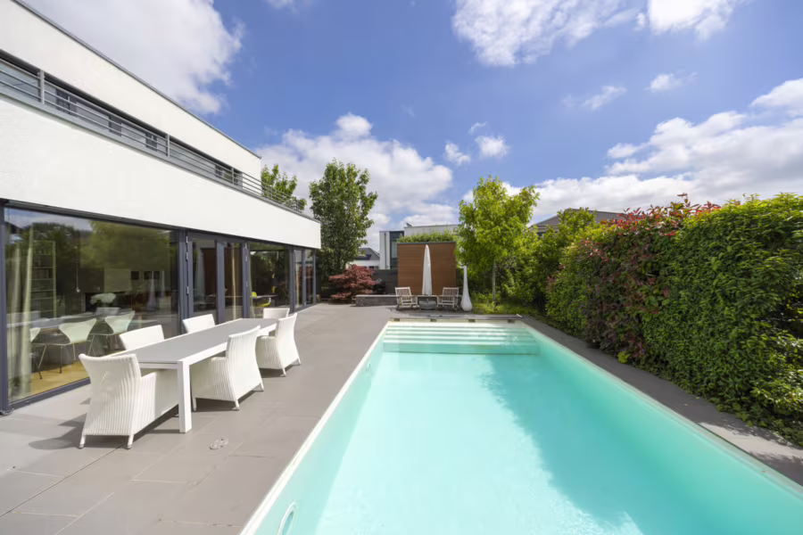 Großzügiges Familienleben trifft exklusives Wellnessgefühl - Terrasse mit Pool Ansicht 1 (195062)