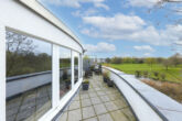 Mit Parkblick und riesiger Dachterrasse! Vermietete Dachterrassenwohnung mit 2 TG-Stellplätzen - Dachterrasse