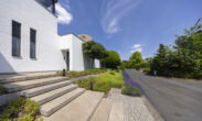 Zeitlose Villa in Rheinnähe mit außergewöhnlicher Architektur und Weitblick - Hauszugang