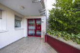 2-Zi.-Wohnung im Hochparterre mit Loggia & Garage in Büderich fußläufig zur U76 und Dorfstraße - Hauseingang Mehrfamilienhaus