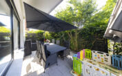 Sehr gepflegtes 4-Parteien-Haus (aufgeteilt) mit zwei Garagen in beliebter Lage von Meerbusch-Büderich - Terrasse mit angrenzendem Garten (Erdgeschoss)