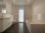 Luxuriöse Penthouse-Wohnung mit großzügiger Dachterrasse, Aufzug, Einbauküche und 2 TG-Stellplätzen - Dusch- und Wannenbad Ansicht 1