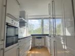 Modernes und möbliertes 2-Zimmer-Refugium zum Wohlfühlen mit Balkon in Düsseldorf-Lörick! - Küche mit hochwertiger Einbauküche