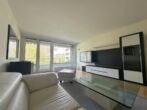 Modernes und möbliertes 2-Zimmer-Refugium zum Wohlfühlen mit Balkon in Düsseldorf-Lörick! - Wohnzimmer mit Zugang zum Balkon Ansicht 3