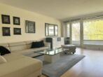 Modernes und möbliertes 2-Zimmer-Refugium zum Wohlfühlen mit Balkon in Düsseldorf-Lörick! - Wohnzimmer mit Zugang zum Balkon Ansicht 2