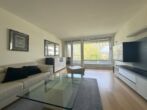 Modernes und möbliertes 2-Zimmer-Refugium zum Wohlfühlen mit Balkon in Düsseldorf-Lörick! - Wohnzimmer mit Zugang zum Balkon Ansicht 1