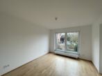 3,5-Zimmer-Wohnung im Hochparterre mit zwei Bädern, eigenem kleinen Gartenanteil und Carport in beliebter Lage von Büderich - Hauptschlafzimmer mit Zugang zum Wannenbad und dem Ankleidezimmer