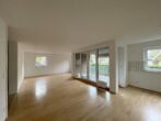 3,5-Zimmer-Wohnung im Hochparterre mit zwei Bädern, eigenem kleinen Gartenanteil und Carport in beliebter Lage von Büderich - Wohn- und Esszimmer mit offener Küche Ansicht 1