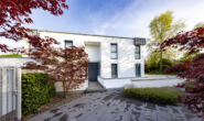 Traumhafte Villa mit Einliegerwohnung auf einmaligem Süd-West-Grundstück im Villenviertel Alt-Meererbusch - Straßenansicht