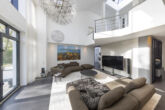 Traumhafte Villa mit Einliegerwohnung auf einmaligem Süd-West-Grundstück im Villenviertel Alt-Meererbusch - Wohnzimmer mit Galerie