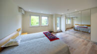 Energieeffizientes, exklusives Einfamilienhaus mit traumhaften Garten in Toplage von MB-Büderich - Schlafzimmer 2 mit Zugang zum Balkon